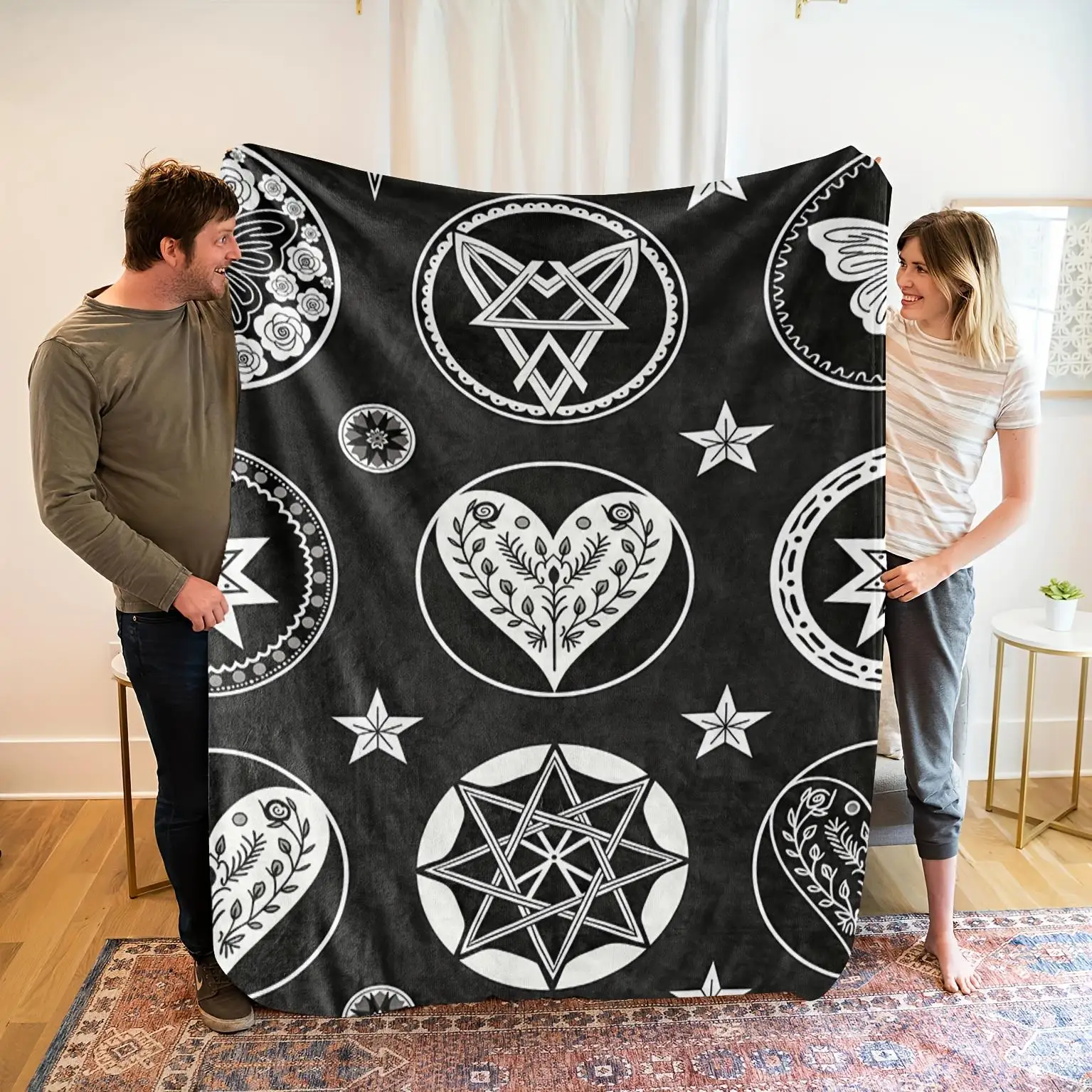 1pc Black and white houndstooth pattern blanket, polyester fabric, machine washable, suitable for beds, sofas, etc.