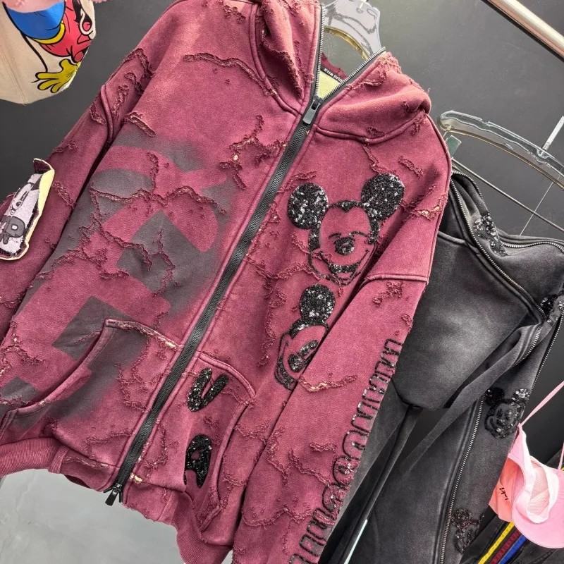 เสื้อแจ็คเก็ตมีฮู้ดลายการ์ตูนประดับลูกปัดสไตล์อินดัสเทรียลหนัก รุ่นใหม่ประจำฤดูหนาวปี 2025 สำหรับผู้หญิง ทรงหลวม แฟชั่น ผ้าฟลีซ แขนยาว ซิป