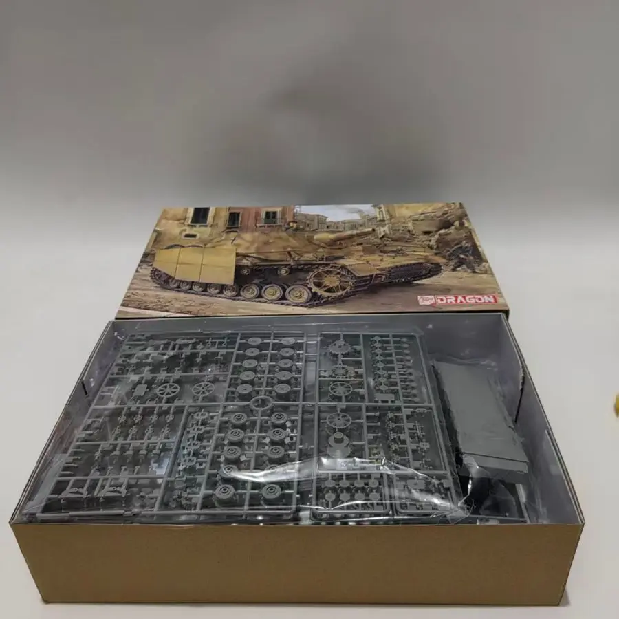 

6500 DRAGON 1/35 German Sd.Kfz.166 No.4 Assault Tank "Grizzly Bear" Middle Period Type Attached Anti-Magnetic Armor 【2 in1】