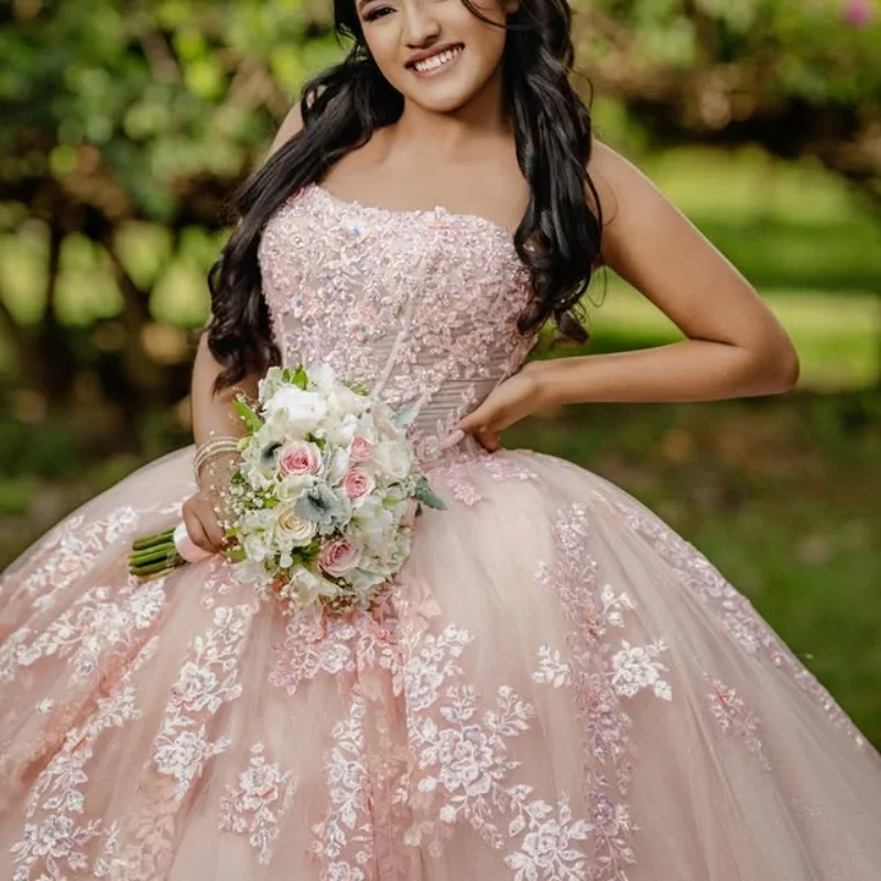 Sukienki Quinceanera w kolorze różowym na zamówienie, z odkrytymi ramionami, cekinowym zdobieniem, koronką i długim trenem, Vestido De 15 Quinceanera