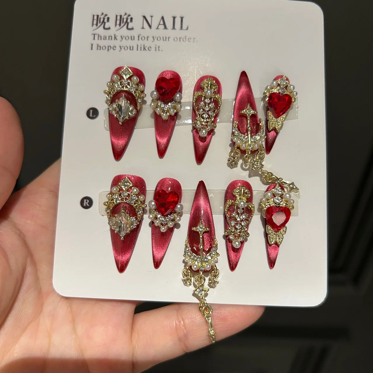 

Роскошный набор ногтей Court Press On Nails, накладные ногти из смолы со стразами и сердечками, точное размещение, отлично подходят для образцов фотографий