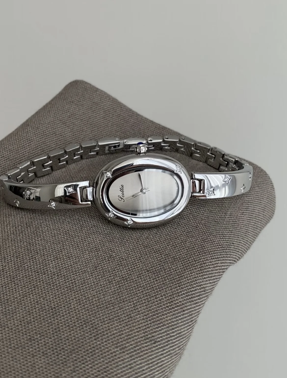 SilverGrayRelógio de quartzo feminino elegante e sofisticado com meia corrente e meio pulseira, design de um acessório elegante para mulheres.