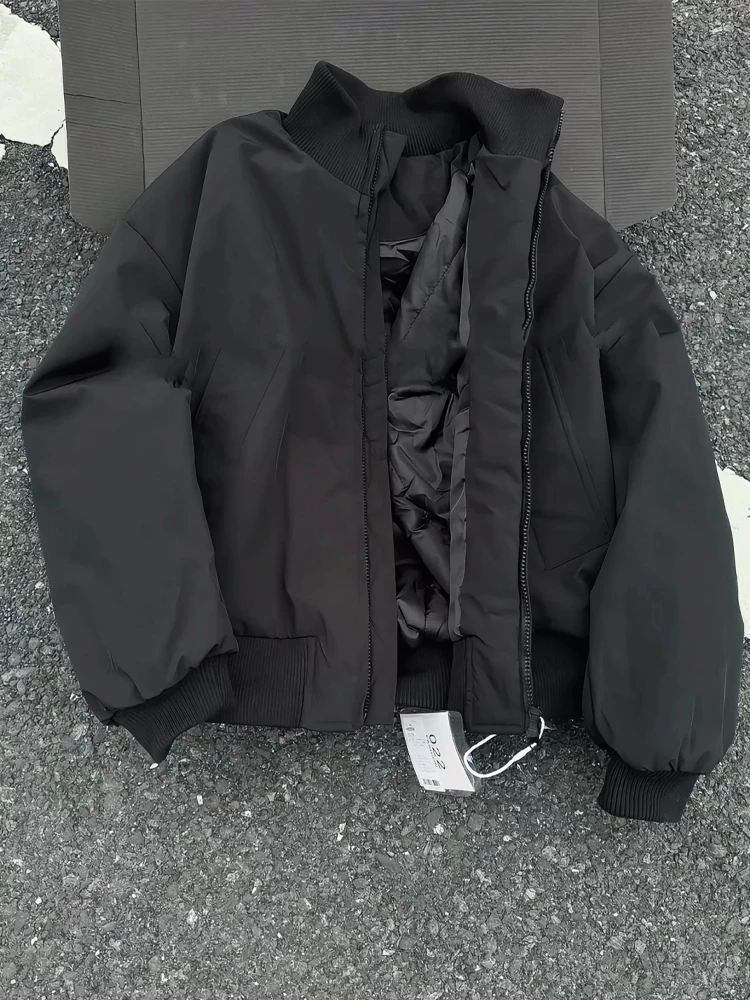 

Короткая утепленная хлопковая куртка-бомбер мужская осенне-зимняя в американском стиле с подплечниками, не объемная, не пуховая, хлопковая куртка