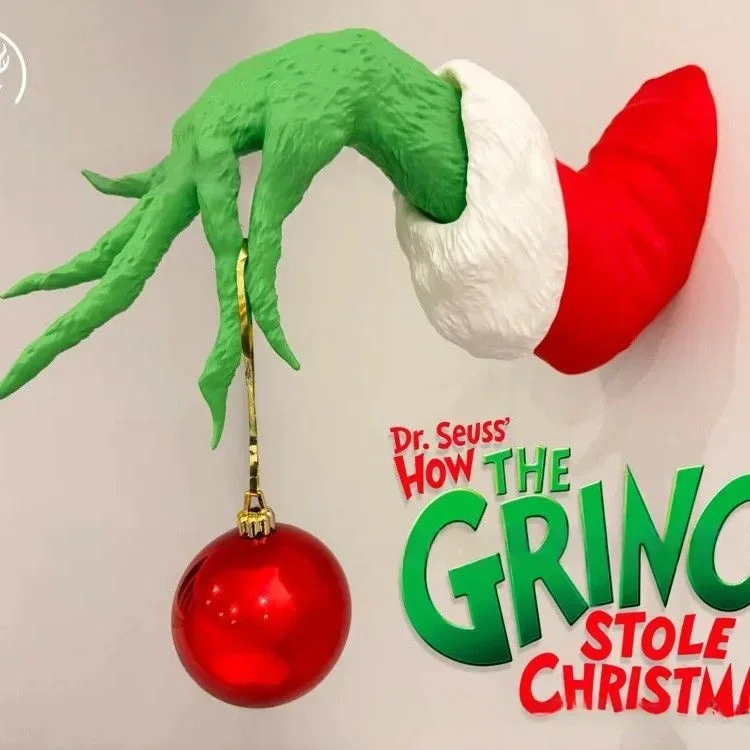 Image of Der Feen-Weihnachtsbaum ist mit grünen Plüschtieren, Monster-Arme-Puppen und Feen-Weihnachtsbäumen verziert, um die Party zu dekorieren