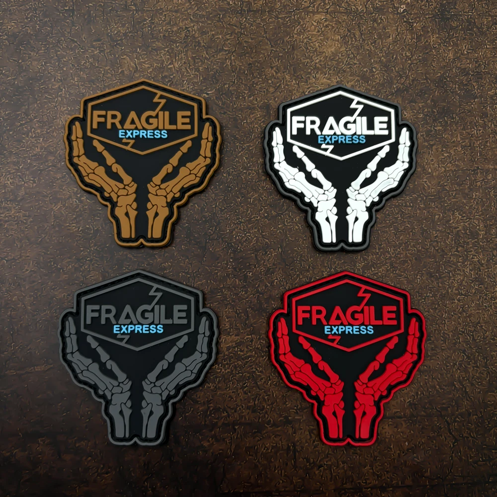 

Нашивка из ПВХ с рисунком черепа вручную из мягкой резины, с эффектом светящегося в темноте, на крючке и петле, тактический значок мораля - нашивка - многоцветная, идеально подходит для нарукавных повязок, рюкзаков и одежды с вышивкой