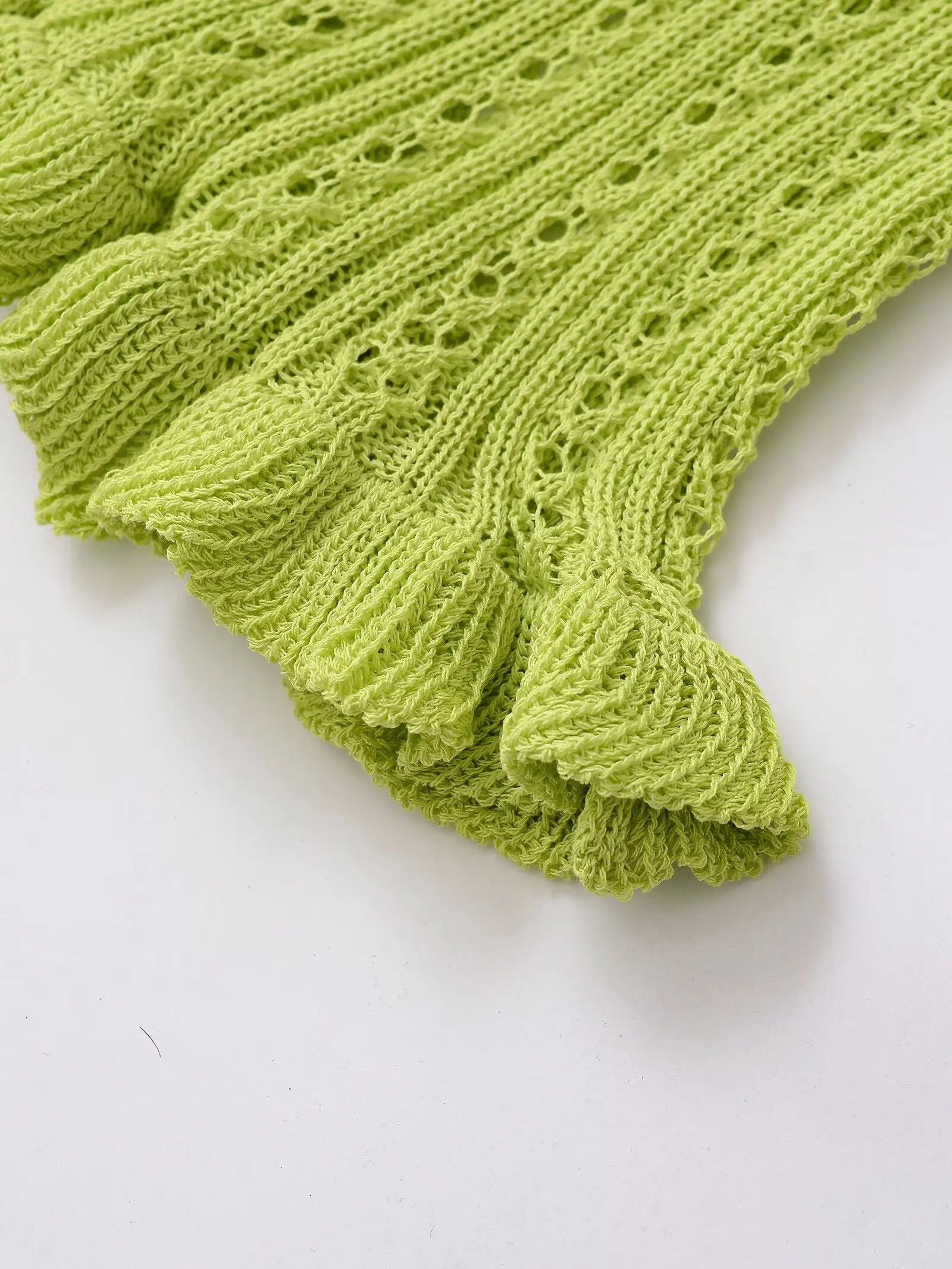 เสื้อถักตาข่ายลายแจ็คการ์ดแบบมีสายคล้องไหล่ ดีไซน์ซ้อนชั้น ทรงเข้ารูป สไตล์ลำลองแฟชั่นฤดูร้อนใหม่สำหรับผู้หญิง ปี 2025