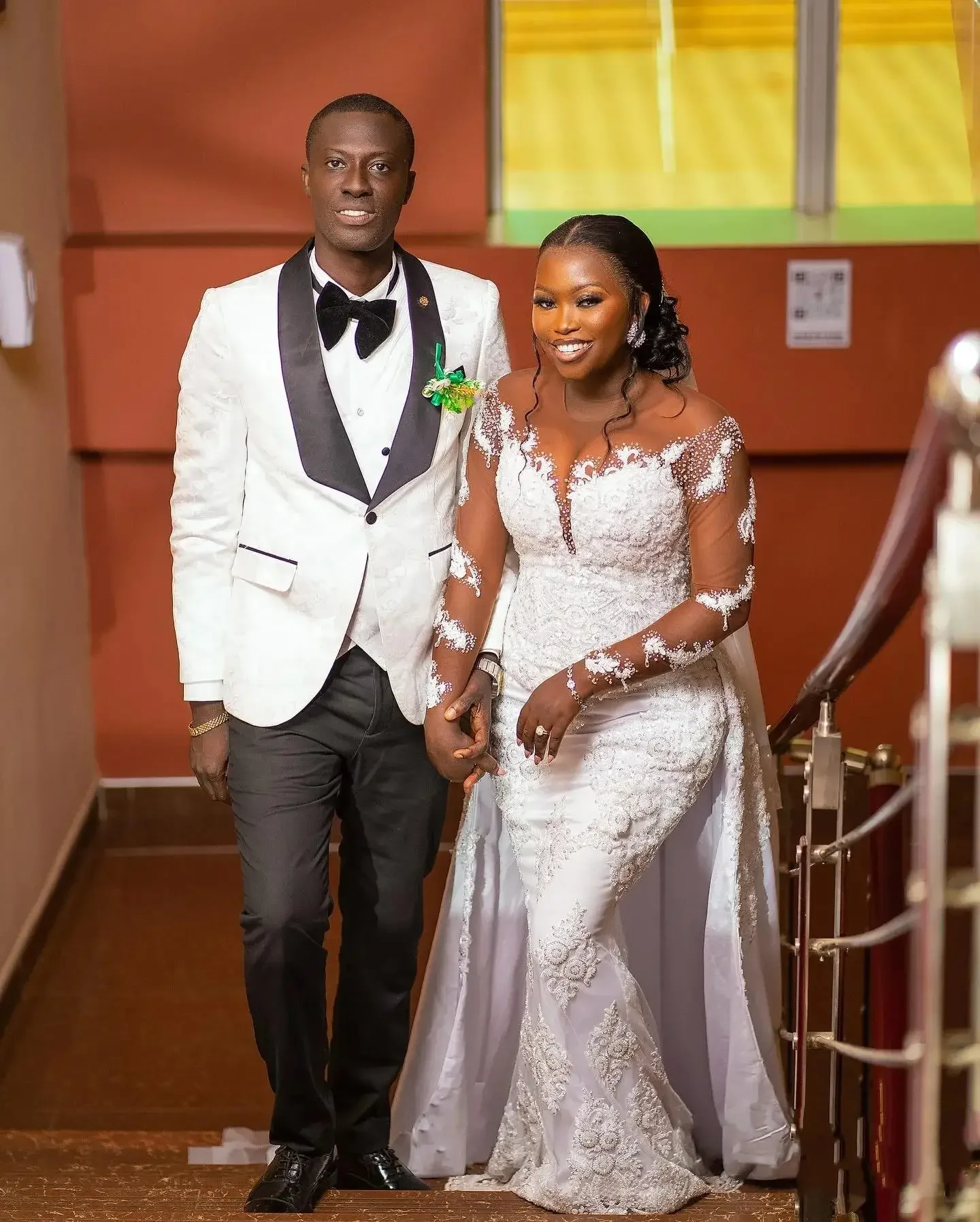 Robe De mariée sirène personnalisée, col transparent, perles brillantes, avec des Appliques, manches longues, avec traîne détachable