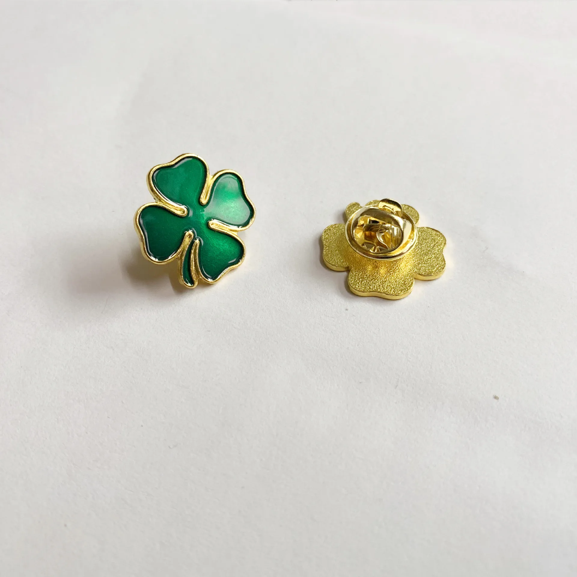 عيد القديس باتريك البرسيم التلبيب دبوس البرسيم دبوس بروش عيد باتريك محظوظ أربع أوراق البرسيم بروش هدايا العيد الأيرلندية