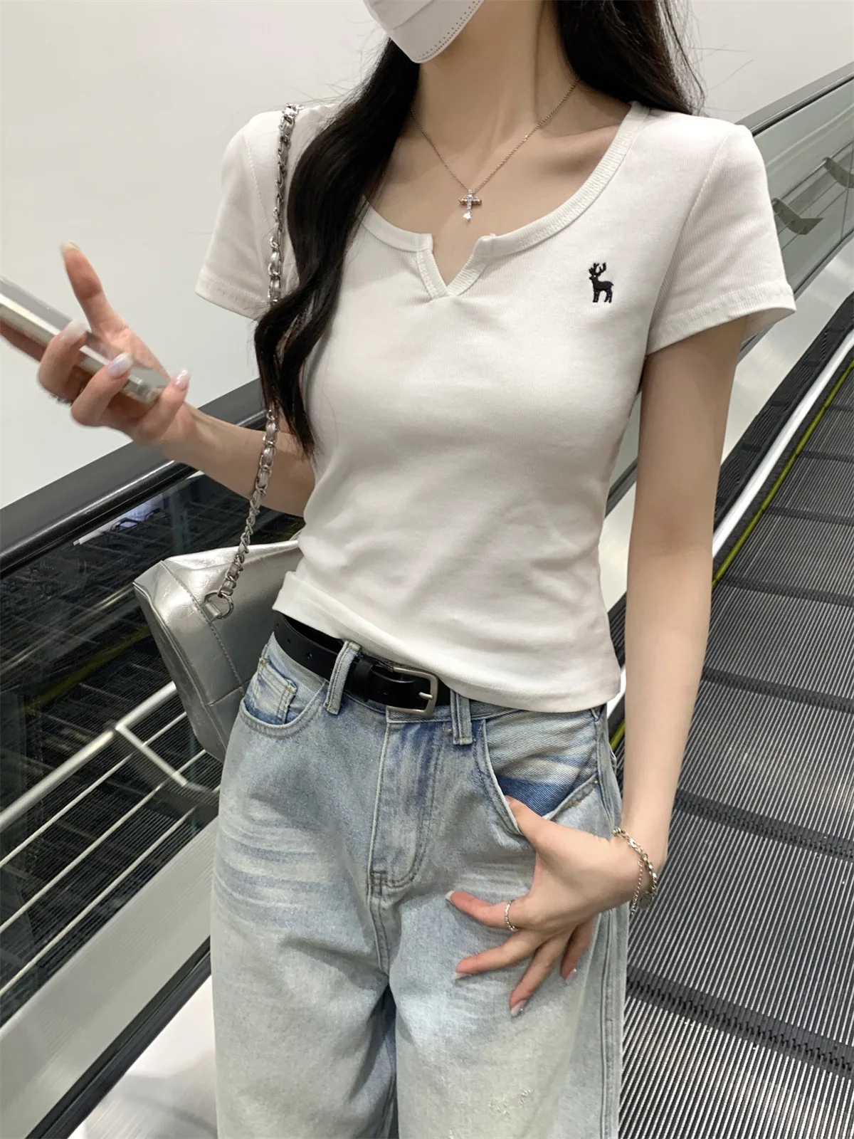 Damen T-Shirt Neues Sommer-Modell mit halb offenem Kragen, Stickerei-Design, Kurzarm-T-Shirt für Mädchen, Studentinnen, lässiges, schmal geschnittenes Oberteil. – Detail 6