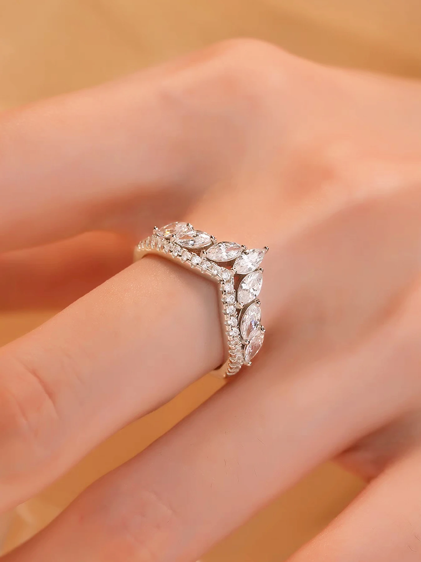 خاتم خطوبة من الفضة الإسترليني S925 بتصميم عصري على الطراز الفرنسي على شكل حرف V مرصع بالألماس، مناسب لمشاهد الزفاف، هدية لمحبيك في الذكرى السنوية، خيار أفضل لهدايا عيد الحب، مجوهرات راقية للنساء