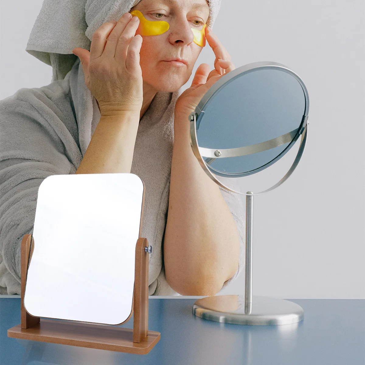 กระจกแต่งหน้าทรงสี่เหลี่ยมหรูหรา กรอบไม้ กระจกตั้งโต๊ะสำหรับผู้หญิง ภาพสะท้อนคมชัด พร้อมที่จัดระเบียบ ของตกแต่งบ้าน