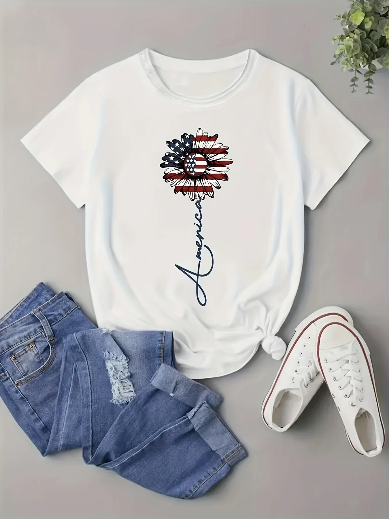 

Soft American Flag Print Round Neck T-Shirt Vibrant Polyester & Spandex Blend Casual Short Sleeve for Women