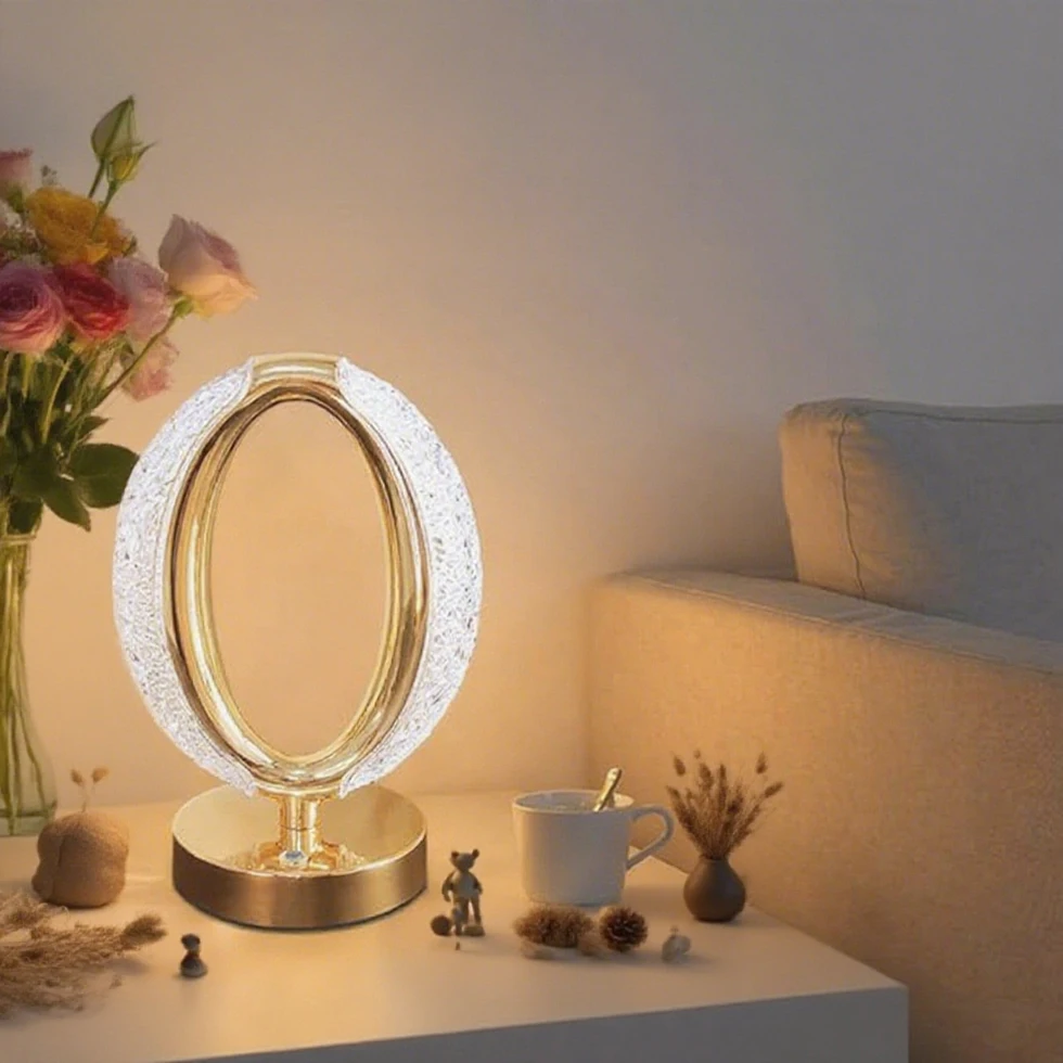 La lámpara de mesa decorativa LED de lujo con luz de cristal brillante, una luz nocturna portátil moderna y creativa, crea una casa cálida