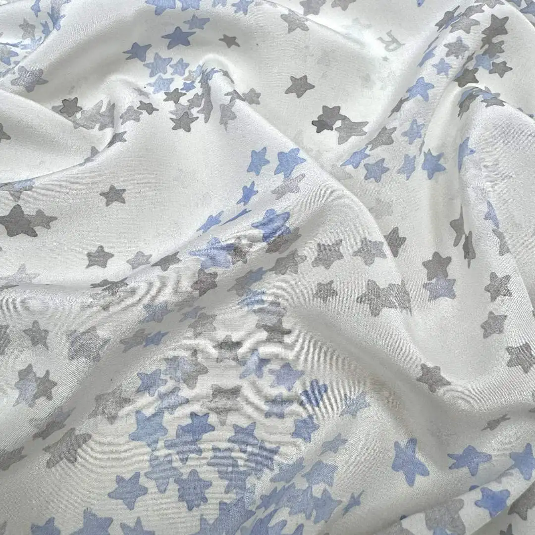 

Ткань из 100% тутового шелка, креп-шелковая ткань 16 Momme, белая, с принтом синих звезд, ширина 140 см, 55 дюймов, по дворам JX158