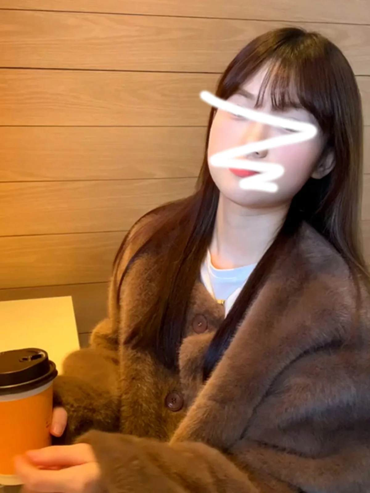 ゆったりとしたシルエットの、エコフレンドリーでファッショナブルなレディースコート。ストレートチューブ、バットウィング、スリーブデザイン。