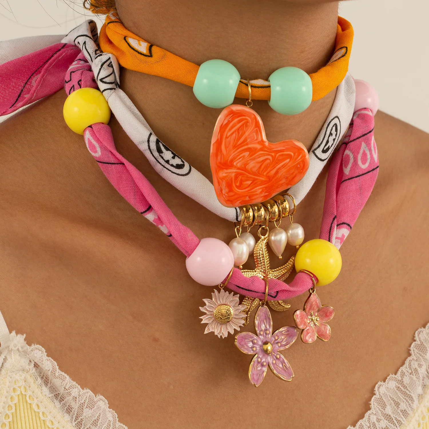 

Tiktok Hot Sale Fashion Style Scarf Necklace with Stainless Steel Love Flower Pendant Personalized Handmade Collar