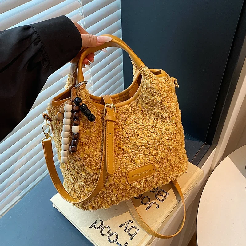 

Women's Large Capacity Lamb Fleece Tote Bag Fashion Handbag Versatile Crossbody Commuter Bag for Stylish Everyday Use