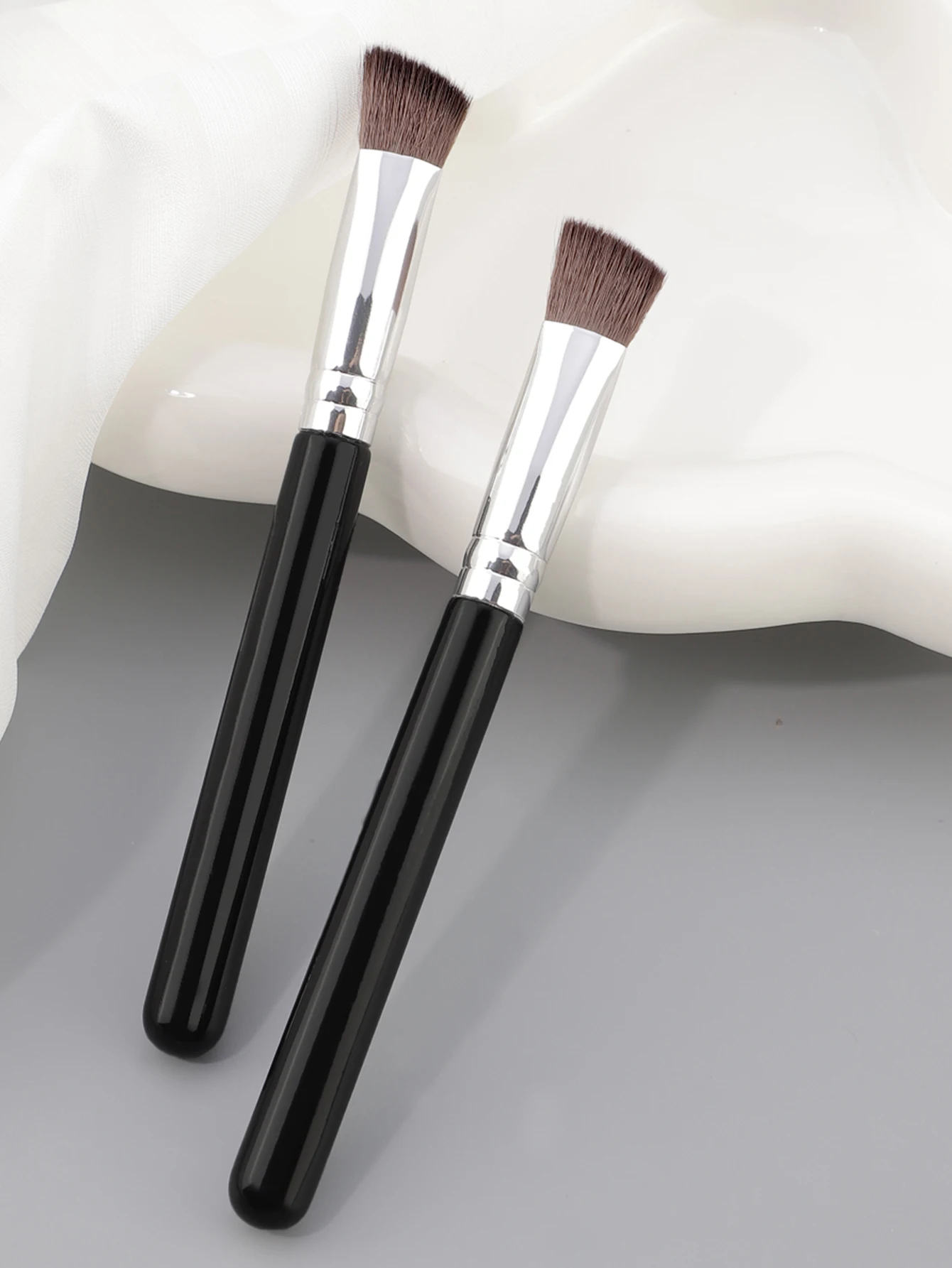 1개 언더 아이 컨실러 메이크업 브러쉬, 블렌딩, 컨실링, 컨투어링 메이크업을 위한 각진 화장품 브러쉬, 블랙