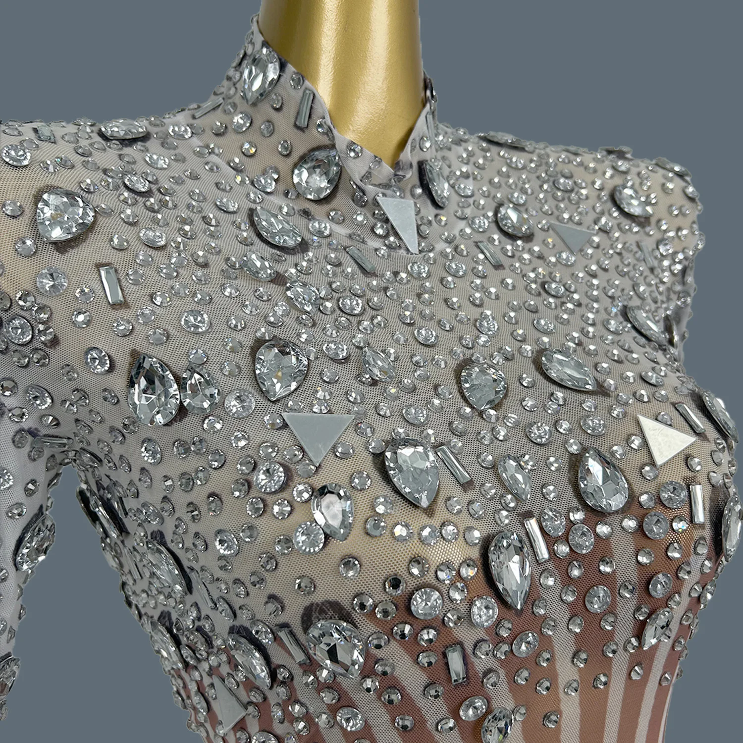 Rhinestones หรูหรา Sparkly สั้นชุดผู้หญิงพรหมฉลองชุดราตรีเซ็กซี่ดูผ่านตาข่ายนักร้องแสดงเวทีสวมใส่ Weibai