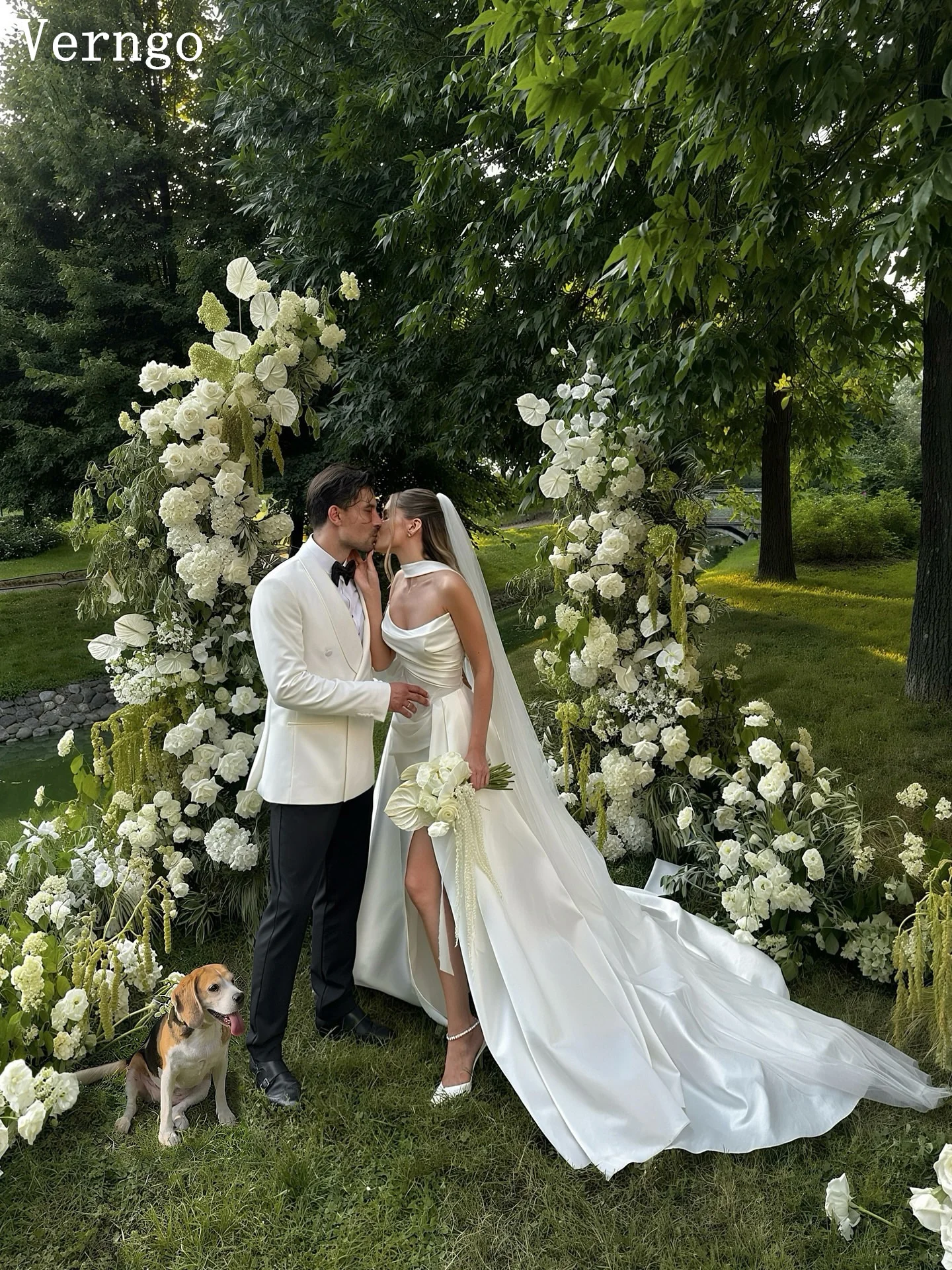 فستان زفاف Verngo أنيق من الساتان بدون حمالات على شكل حرف A بفتحة أمامية فساتين زفاف سويب تراين كيب فساتين العروس حسب الطلب #3