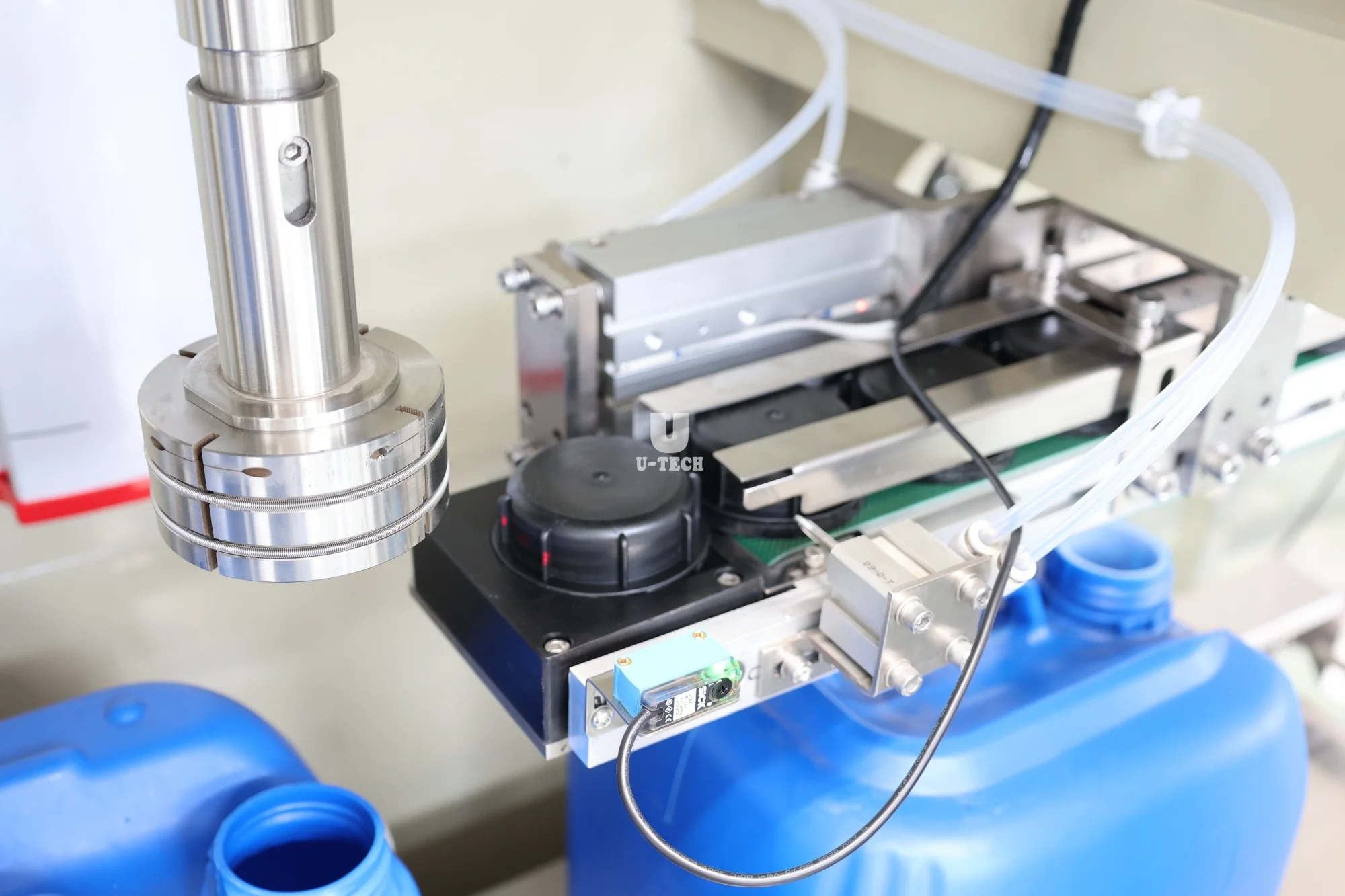 Automatyczna maszyna do napełniania i zamykania płynów o pojemności 20 litrów z pojedynczą głowicą