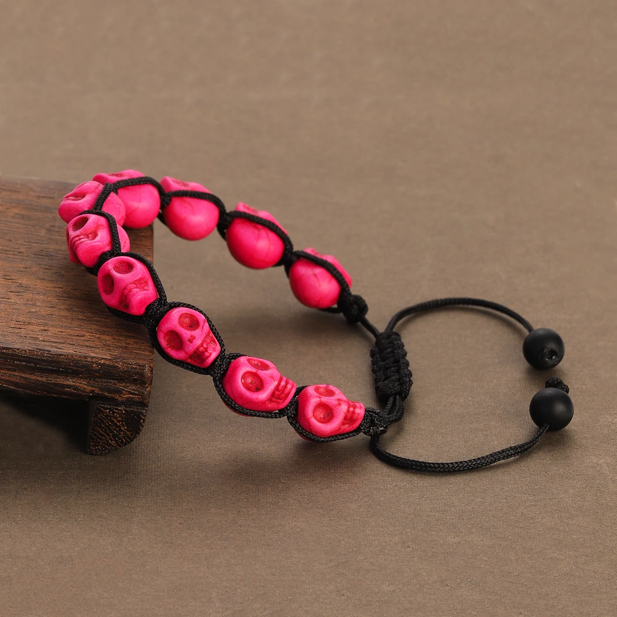 Pink Skull Bracelets for Men Women Natural Stone Skull Carving Bracelets Adjustable Handmade Male Gothic Jewelry 2024