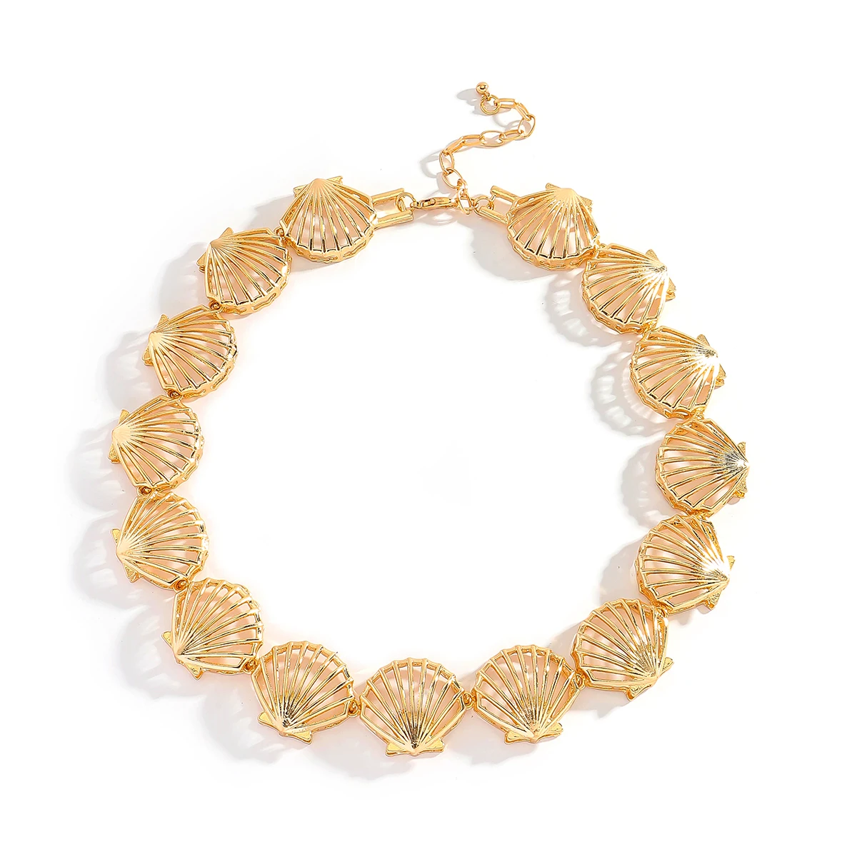 

Bohemia Sea Shell Charm Necklace For Women Gold-Plated Metal Hollow Sea Shell Choker Summer Holiday Statement Jewelry Best Gift