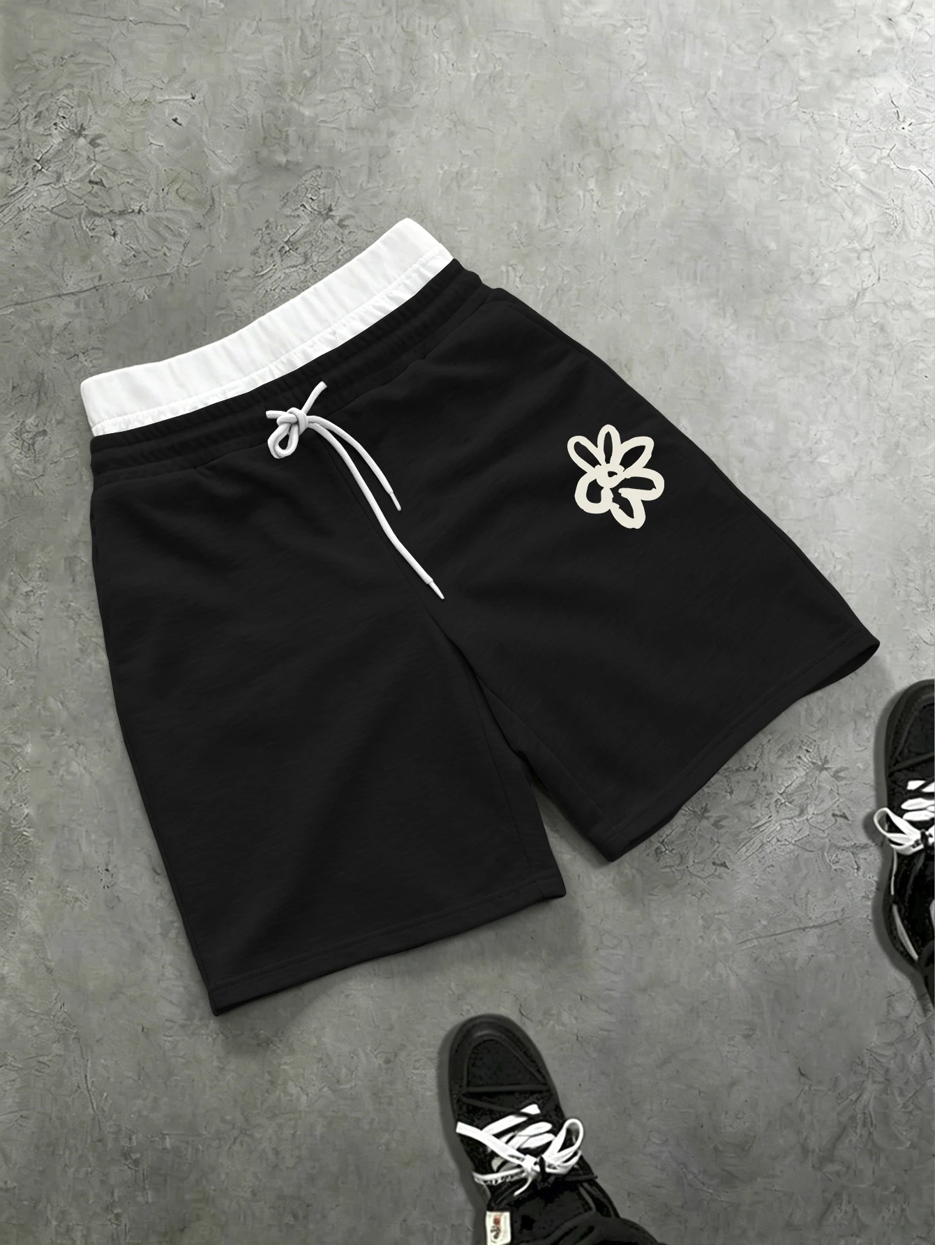Men's Loose Streetwear Contrast Waist Simple Hand Drawn Flower Print Drawstring Shorts Polyester Multi Color Shorts