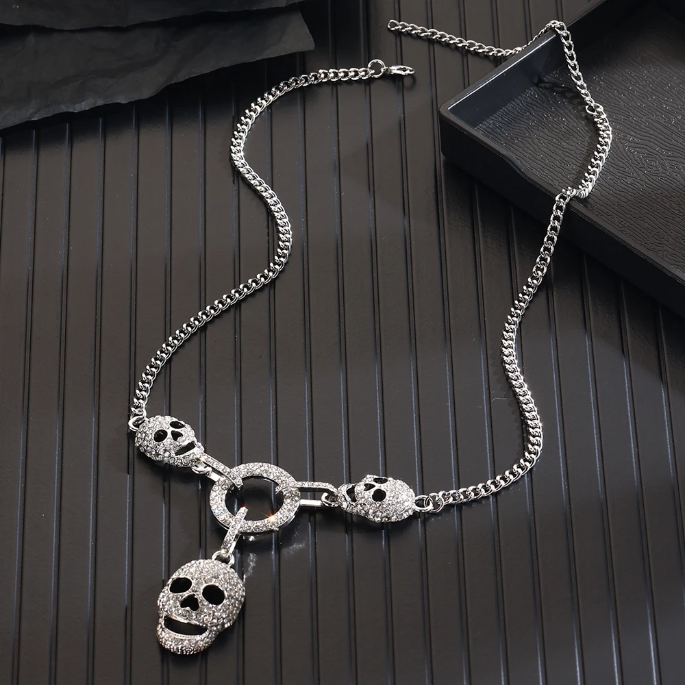 New Fashion Trendy Shiny Rhinestone Skull Pendant Necklace for Women\'s Halloween Jewelry Accessories