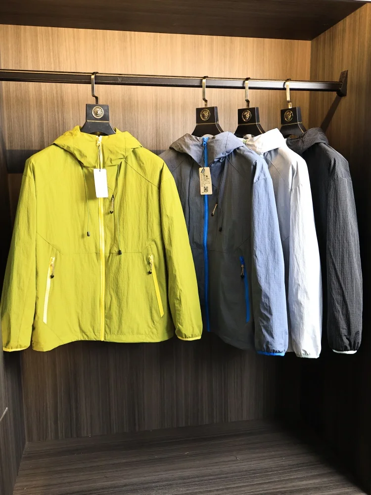 

Outdoor Men's Lightweight Breathable Jaet Spring Summer Faionable Hooded Folded Waterproof Nylon Polyester Zipper Closure
