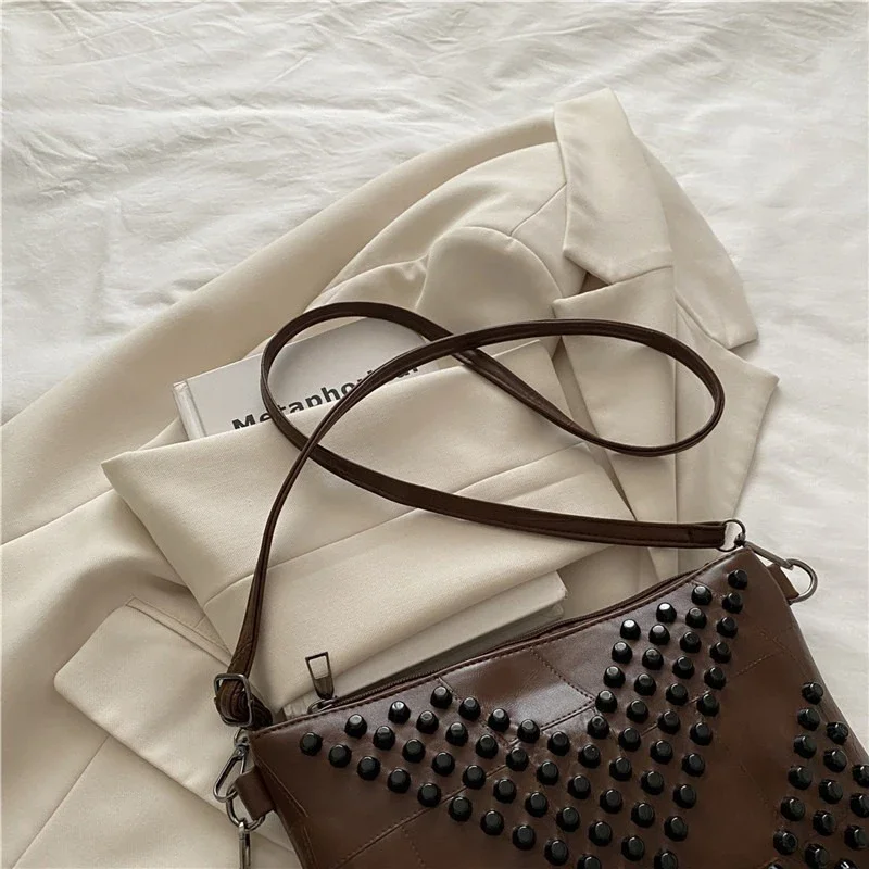 حقيبة كروس أنيقة غير رسمية على الموضة الأوروبية الرجعية 2025 حقيبة كتف برشام شخصية عصرية للرجال والنساء