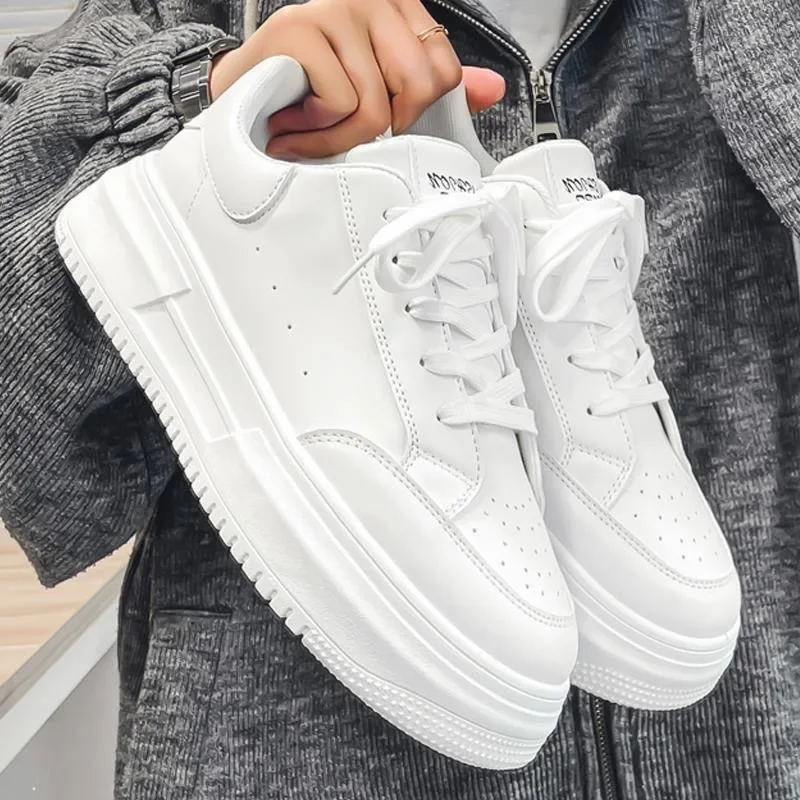 Baskets légères en cuir pour hommes, chaussures de sport respirantes, chaussures de tennis décontractées, chaussures plates blanches, 2024