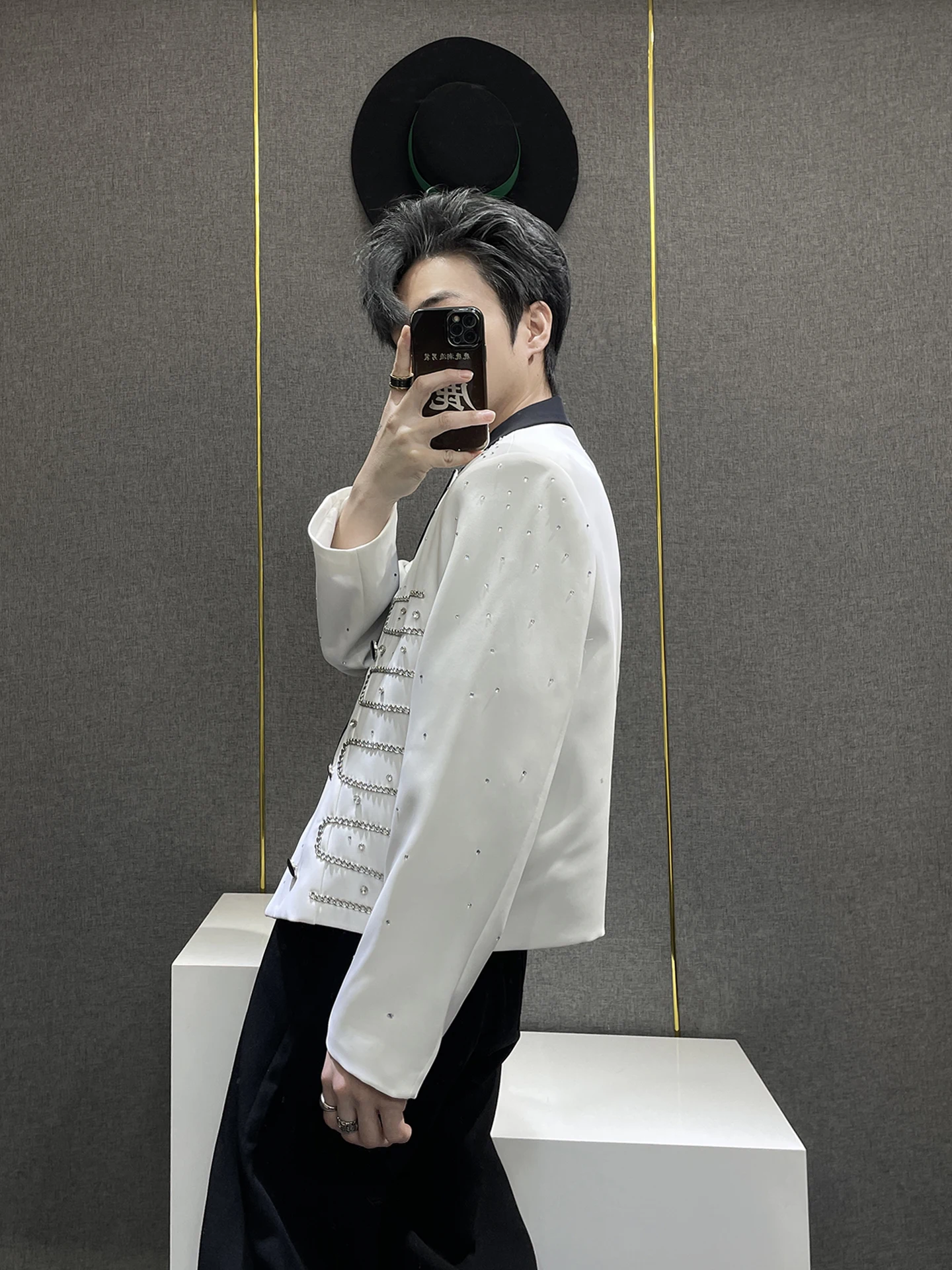 سترات بدلة صغيرة مزخرفة بسلسلة عصرية للرجال لخريف 2025 معاطف جديدة أنيقة مصممة حسب الطلب سترات أنيقة بألوان متباينة