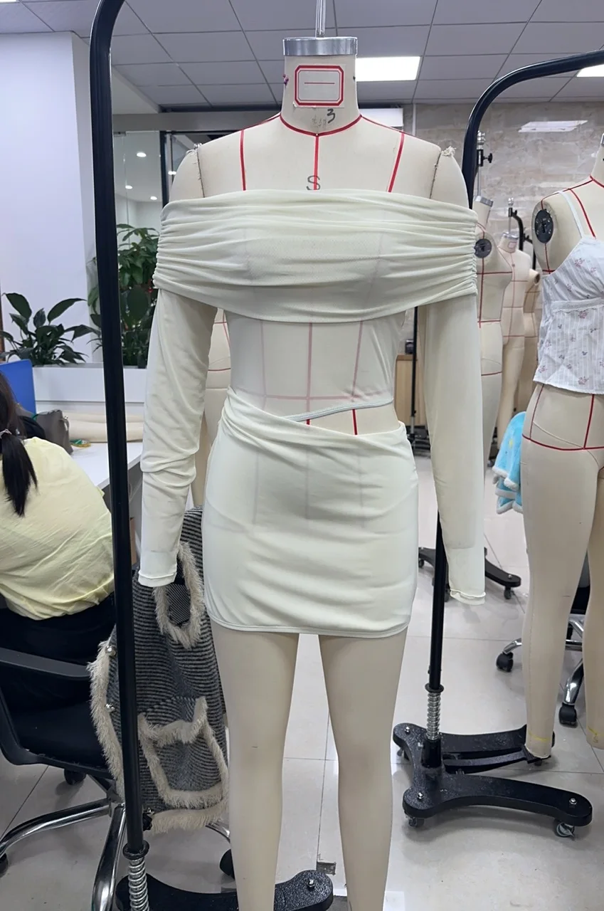 Mini vestido ajustado de malla con hombros descubiertos para mujer, vestido ajustado fruncido de Color sólido para fiesta y discoteca, vestido ajustado de malla corto con espalda descubierta y manga larga