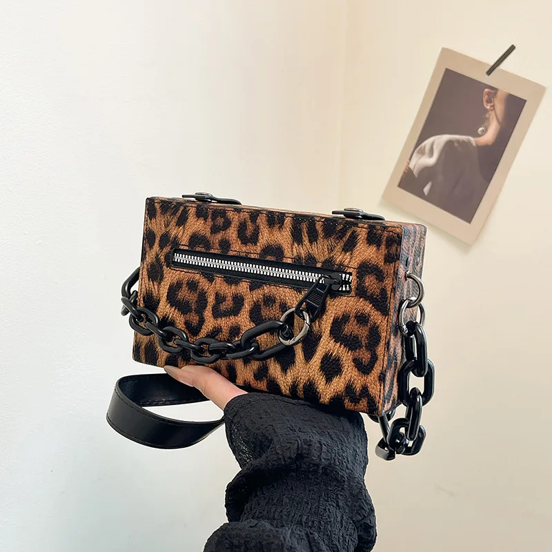 

New 2025 Korean Chain Shoulder Bag for Women Minimalist Shoulder Crossbody Purse Fashionable Handbag Gift