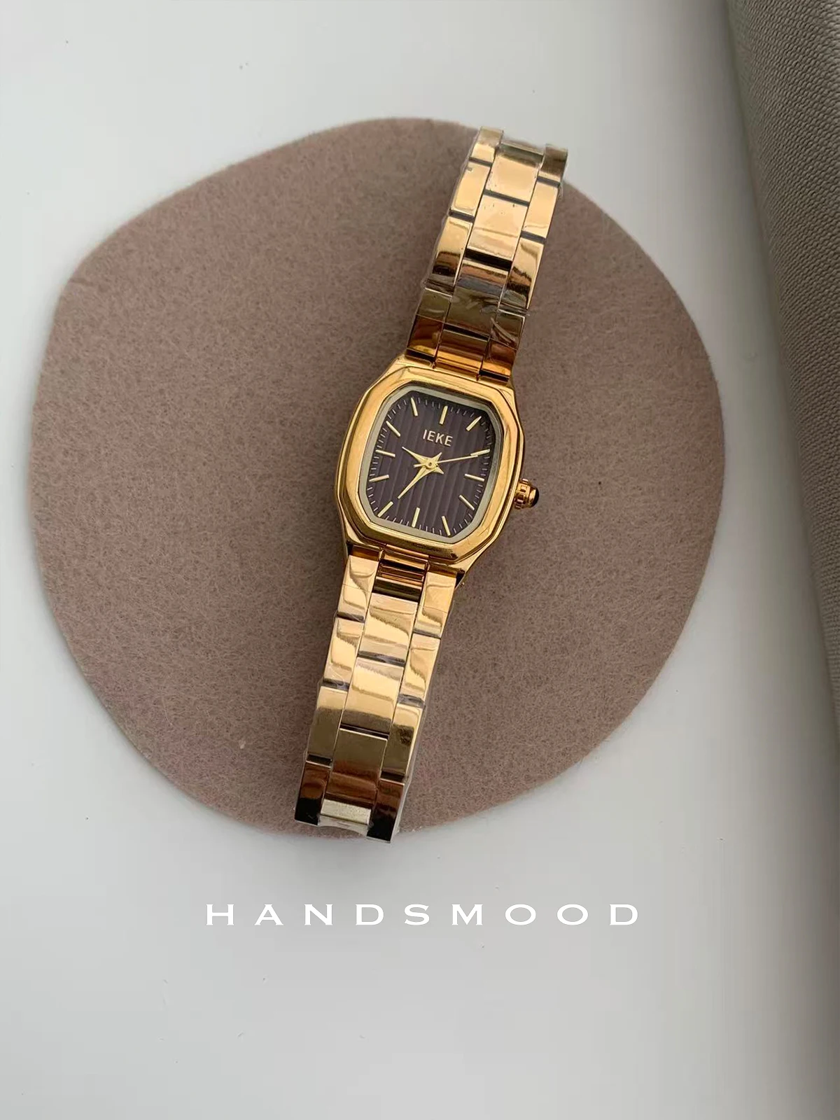 ساعة نسائية مربعة باللونين الذهبي والبني للخريف والشتاء عصرية ومتطورة كاجوال ومتعددة الاستخدامات، ساعة يد نسائية أنيقة.