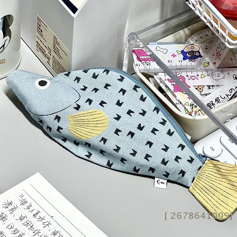 ♥ Niedliches Fischförmiges Federmäppchen - Hellblaues Denim-Stoff Stiftetui für Schüler & Schreibwaren-Liebhaber | 〔YY33〕