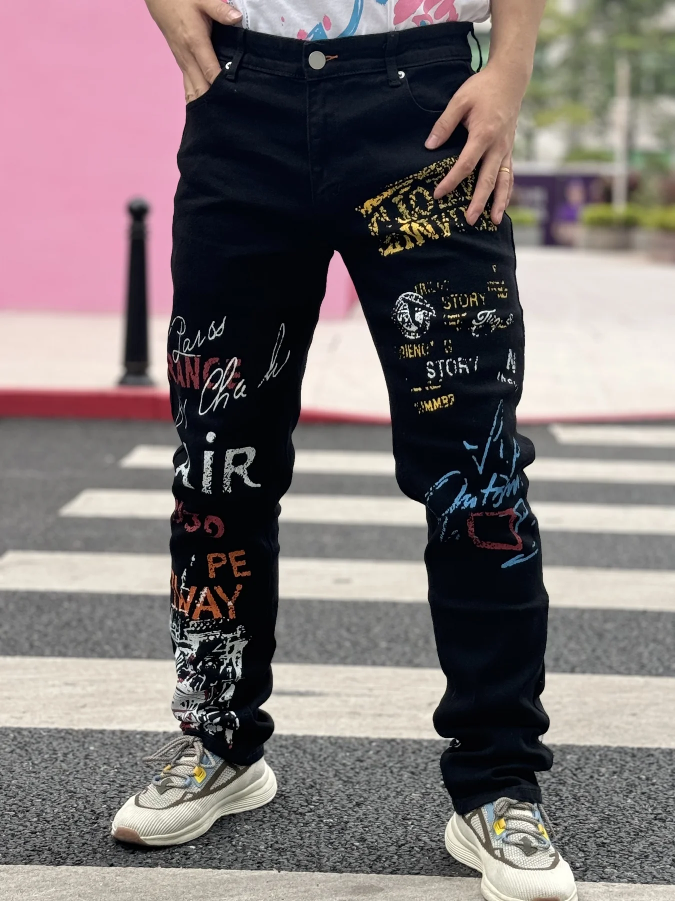 

Fashionable Men's Denim Jeans Casual and Versatile with Graffiti Print Suitable for Outdoor Commuting and All Seasons