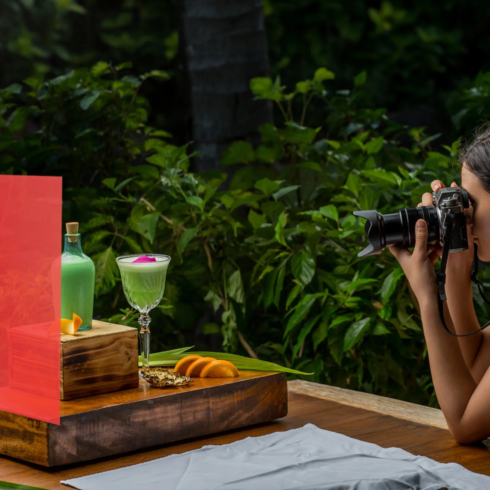 

1 комплект вспышек, ПВХ-фильтры, набор пленки для коррекции цвета, светопропускающие цветные фильтры для стробоскопического освещения, фотоступени, видео