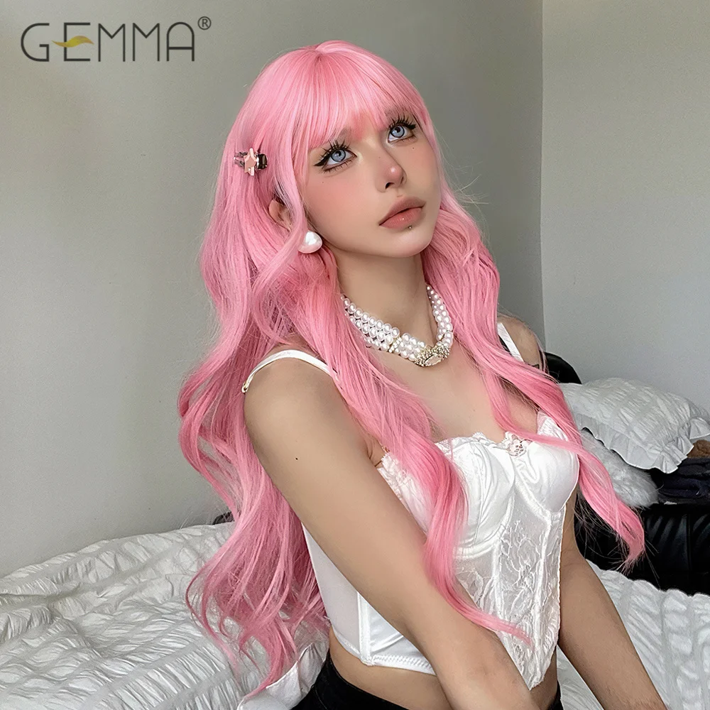 Gemma Synthetische Lichtroze Cosplay Pruik Met Pony Lang Golvend Natuurlijk Haar Pruiken Voor Witte Vrouwen Lolita Party Warmte Reisitant Pruik