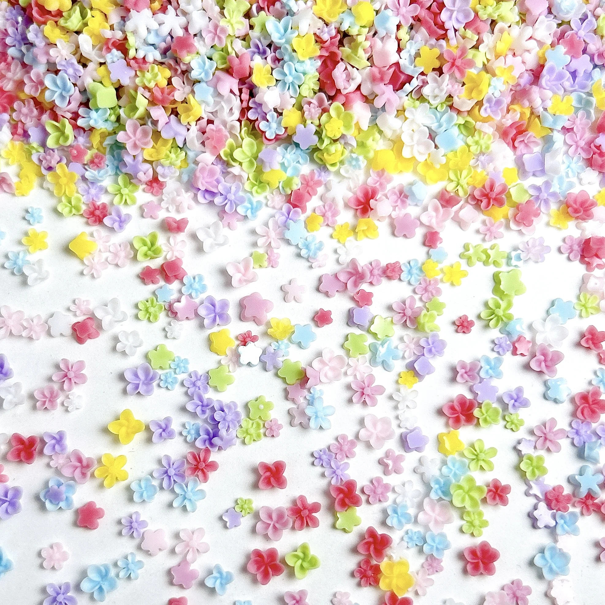 50 pièces 3D Mini couleur unie cinq pétales fleur marguerite résine Nail Art décorations plusieurs tailles fleurs mignonnes série ongles breloques bricolage