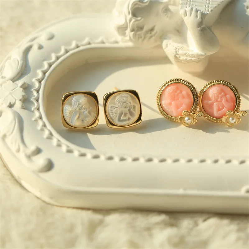 

S925 Silver Plated 18K Gold Inlaid Queen Shell White Lip Shell Angel Relief Ear Studs