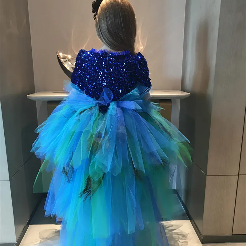 Maßgeschneidertes Glänzendes Pailletten-Blaues Tüll-Ballkleid mit Federn und V-Ausschnitt für Mädchen, Knielang, 2026 Festkleider – Detail 5