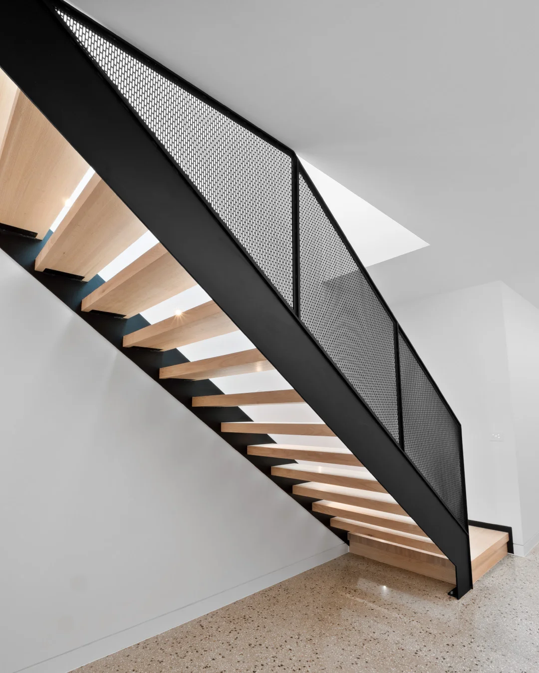 New Design Of Double-metal Beams And Oak Steps For Indoor Home Straight Staircases Conforms To U.S. Building Codes