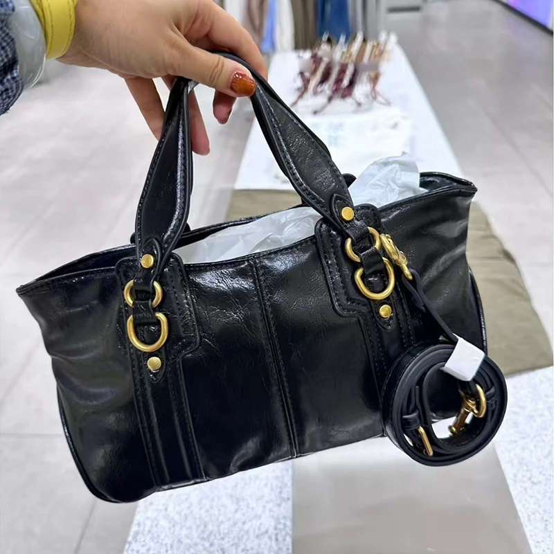 

Fashion Large Capacity Handbag Women's Luxury Retro Shoulder Bag Gold Accessories Casual Commuter Simple Solid Color Tote Bag