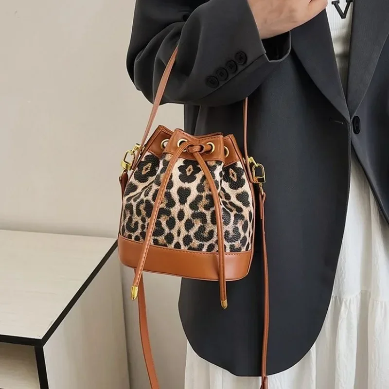 

2025 New Women's Shoulder Bags Brown Bundle Mouth Carrying Bucket Bag Leopard Print Casual Woman Crossbody Bag Trendy All-match
