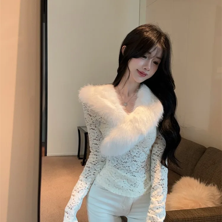 Modny koronkowy długi top z dekoltem w serek, łączony, o efekcie odmładzającym, designerski, zimowy 2025, długość ort, moda damska, irt