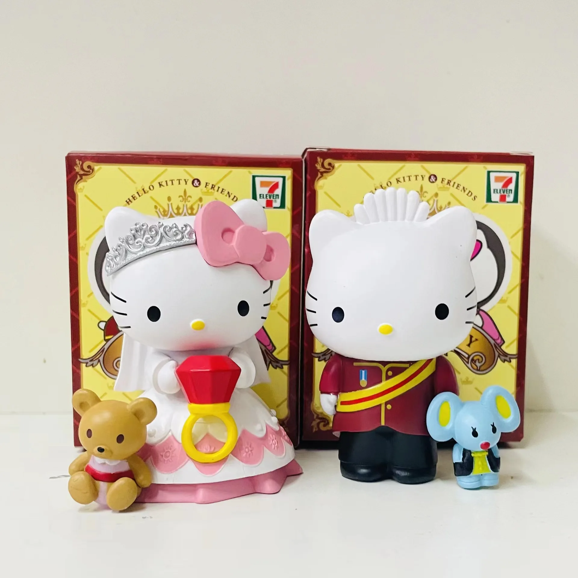 Regalo di San Valentino Sanrio Kawaii Hello Kitty Principe e Principessa Coppia Figura Divano KT Gatto Abito da equitazione Ornamento Torta Regalo fai da te