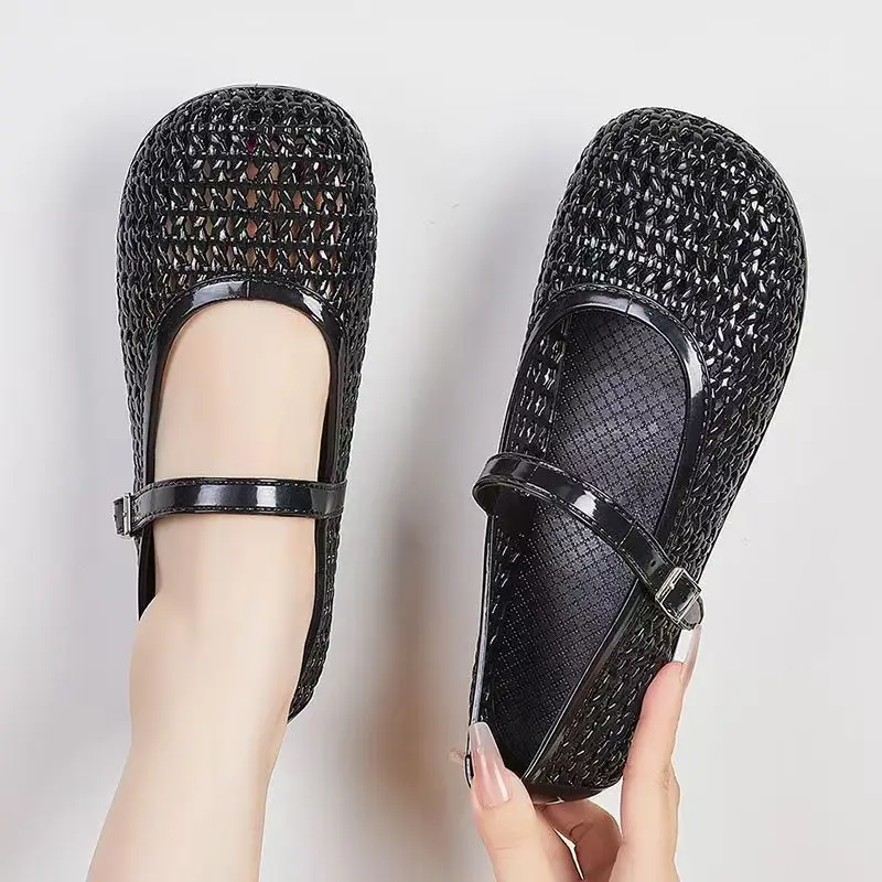 

Женские сандалии Baotou Hollow Out Cave, новые летние нескользящие водонепроницаемые легкие уличные пляжные сандалии на мягкой подошве, рабочая обувь на плоской подошве