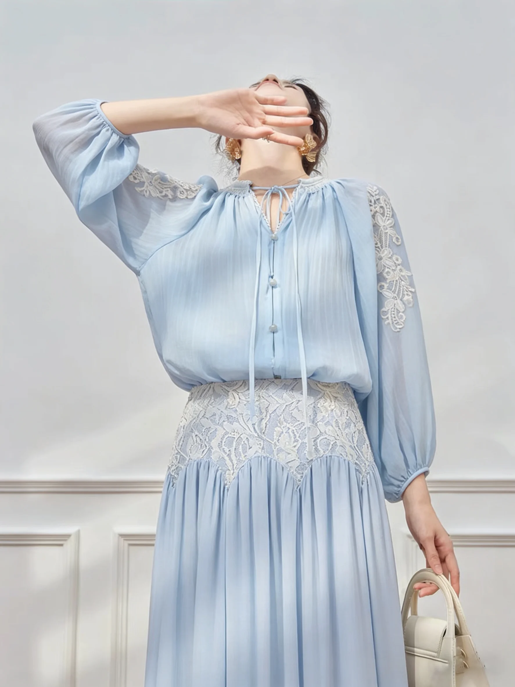 

Синий комплект из топа с V-образным вырезом и вышивкой и юбки с высокой талией, модный повседневный свободный крой, премиум-качество, для взрослых женщин, весенний, из двух предметов.